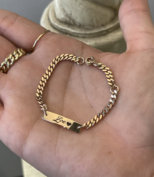 Pulso placa grabada con corazón en oro