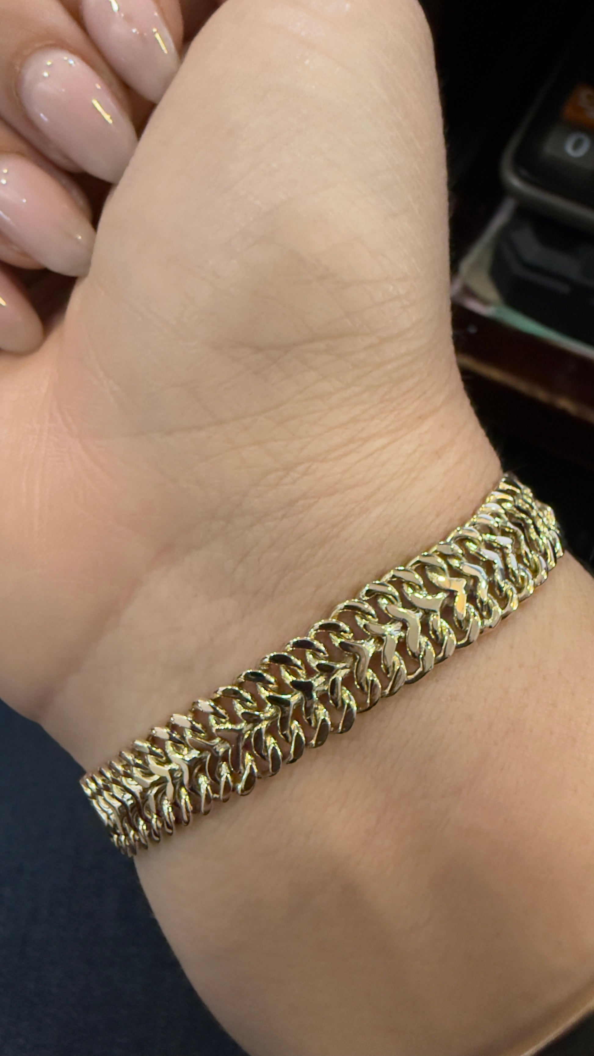 Pulso tejido tipo espiga en oro puesto en la muñeca